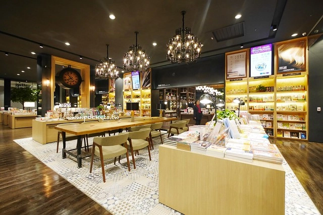 台中秀泰廣場站前店｜東區最潮藝術娛樂打卡新地標，結合美食、電影、購物、展覽和petite &eacute;tude小書房 @飛天璇的口袋