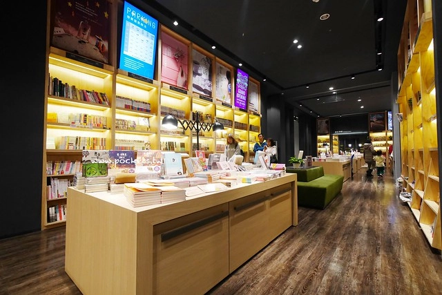 台中秀泰廣場站前店｜東區最潮藝術娛樂打卡新地標，結合美食、電影、購物、展覽和petite &eacute;tude小書房 @飛天璇的口袋