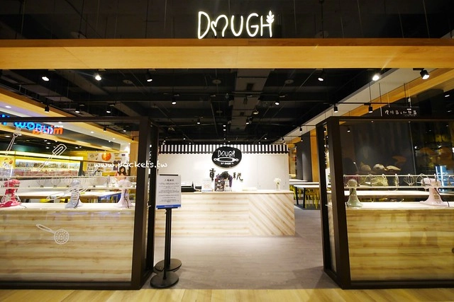 台中秀泰廣場站前店｜東區最潮藝術娛樂打卡新地標，結合美食、電影、購物、展覽和petite &eacute;tude小書房 @飛天璇的口袋