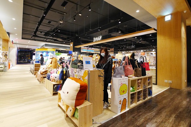 台中秀泰廣場站前店｜東區最潮藝術娛樂打卡新地標，結合美食、電影、購物、展覽和petite &eacute;tude小書房 @飛天璇的口袋