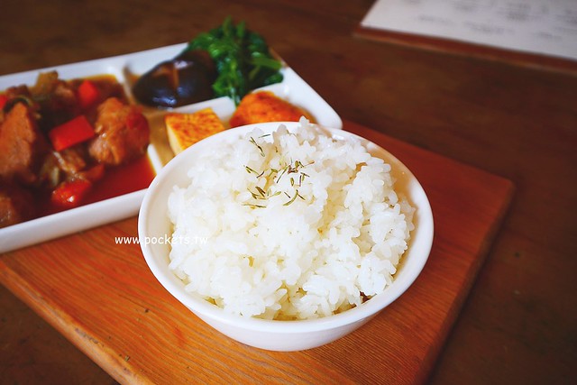 做作米食寓┃台中西區美食：有滿滿收藏品的藝文空間，賣著充滿溫度的米食料理，鄰近向上市場和家湯溫度 @飛天璇的口袋