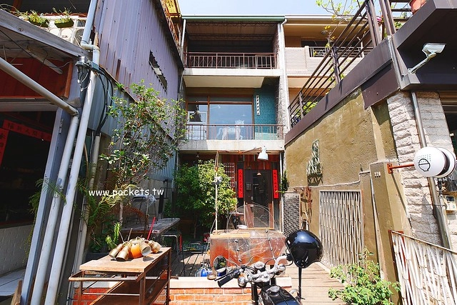 做作米食寓┃台中西區美食：有滿滿收藏品的藝文空間，賣著充滿溫度的米食料理，鄰近向上市場和家湯溫度 @飛天璇的口袋