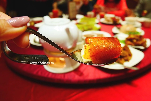 宜蘭礁溪｜蘭城晶英紅樓烤鴨，榮獲台灣十大烤鴨第一名，櫻桃霸王鴨一鴨五吃皮酥肉嫩 @飛天璇的口袋