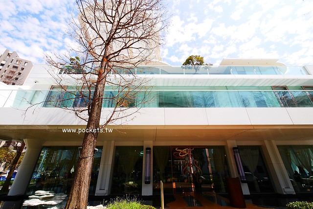 琴森林主題餐廳 PWF：純白鋼琴外型建築，前庭一片落羽松，還有黑白琴鍵人行道(已歇業) @飛天璇的口袋