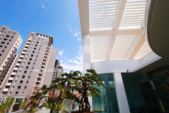 琴森林主題餐廳 PWF：純白鋼琴外型建築，前庭一片落羽松，還有黑白琴鍵人行道(已歇業) @飛天璇的口袋