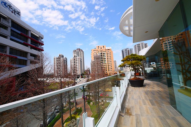 琴森林主題餐廳 PWF：純白鋼琴外型建築，前庭一片落羽松，還有黑白琴鍵人行道(已歇業) @飛天璇的口袋