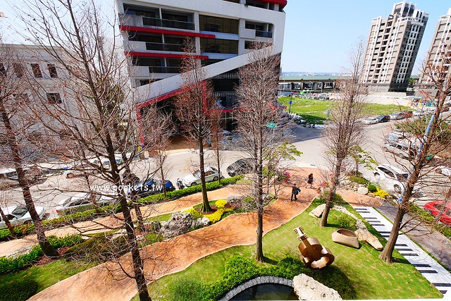 琴森林主題餐廳 PWF：純白鋼琴外型建築，前庭一片落羽松，還有黑白琴鍵人行道(已歇業) @飛天璇的口袋