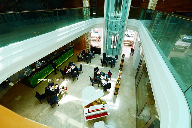 琴森林主題餐廳 PWF：純白鋼琴外型建築，前庭一片落羽松，還有黑白琴鍵人行道(已歇業) @飛天璇的口袋