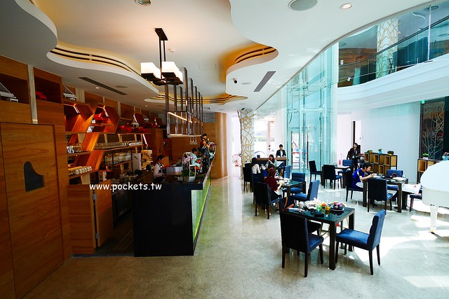 琴森林主題餐廳 PWF：純白鋼琴外型建築，前庭一片落羽松，還有黑白琴鍵人行道(已歇業) @飛天璇的口袋