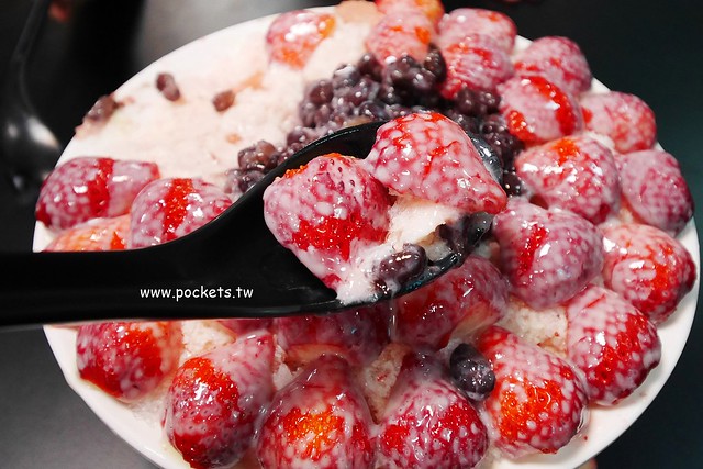 台中龍井｜東海何媽媽冰店，冬天草莓冰夏天芒果冰，東海學生求學時代的回憶 @飛天璇的口袋