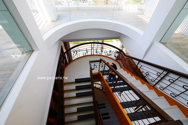 琴森林主題餐廳 PWF：純白鋼琴外型建築，前庭一片落羽松，還有黑白琴鍵人行道(已歇業) @飛天璇的口袋