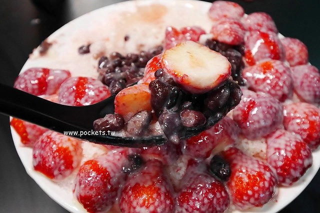 台中龍井｜東海何媽媽冰店，冬天草莓冰夏天芒果冰，東海學生求學時代的回憶 @飛天璇的口袋