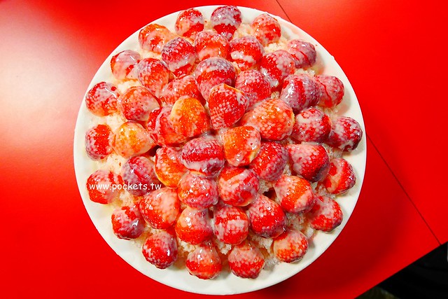 台中龍井｜東海何媽媽冰店，冬天草莓冰夏天芒果冰，東海學生求學時代的回憶 @飛天璇的口袋