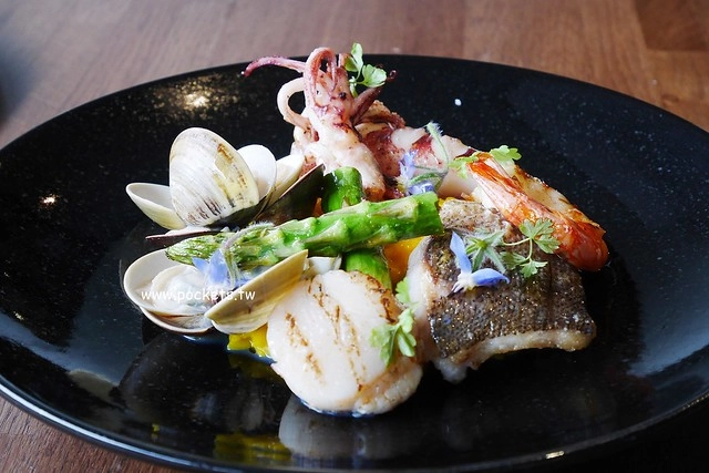 鹽與胡椒┃台中南屯美食：新店4月正式開幕，新址距離舊址5分鐘車程，以私人招待所為概念，餐點仍是道道美味有深度 @飛天璇的口袋