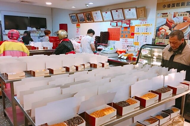 小潘鳳梨酥｜聞名全台的鳳梨酥，好吃順口又便宜，節慶要排隊才買的到哦！ @飛天璇的口袋