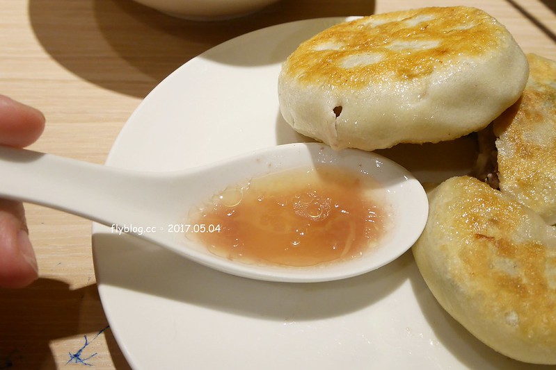 朱記餡餅粥店┃台中西屯美食：營業40個年頭的老字號麵食餐廳，推薦皮薄餡多的爆漿牛肉餡餅，台中大遠百12樓美食餐廳推薦 @飛天璇的口袋