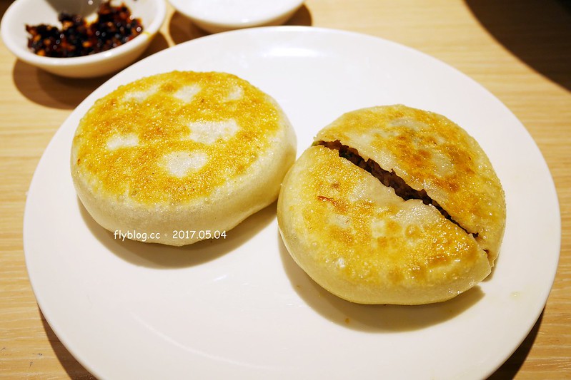 朱記餡餅粥店┃台中西屯美食：營業40個年頭的老字號麵食餐廳，推薦皮薄餡多的爆漿牛肉餡餅，台中大遠百12樓美食餐廳推薦 @飛天璇的口袋