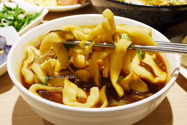 朱記餡餅粥店┃台中西屯美食：營業40個年頭的老字號麵食餐廳，推薦皮薄餡多的爆漿牛肉餡餅，台中大遠百12樓美食餐廳推薦 @飛天璇的口袋