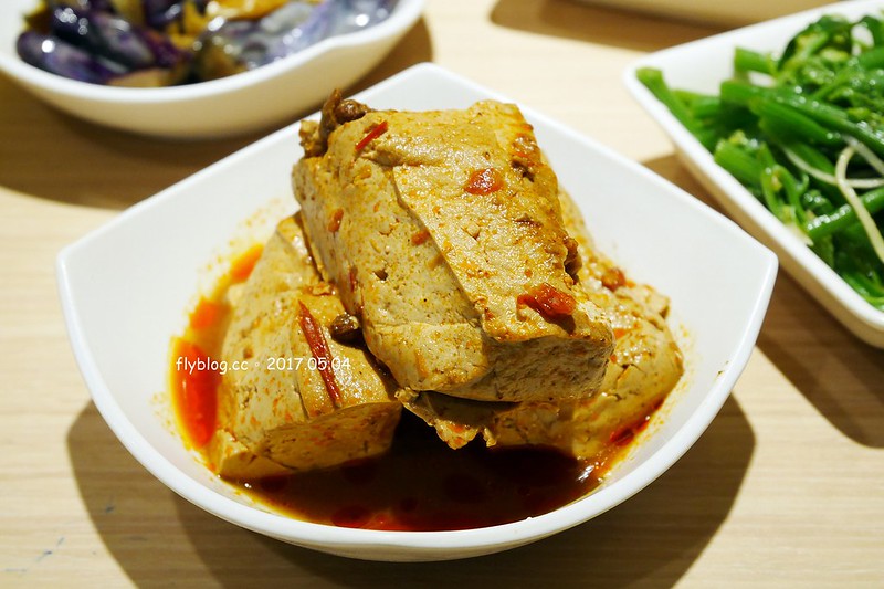 朱記餡餅粥店┃台中西屯美食：營業40個年頭的老字號麵食餐廳，推薦皮薄餡多的爆漿牛肉餡餅，台中大遠百12樓美食餐廳推薦 @飛天璇的口袋