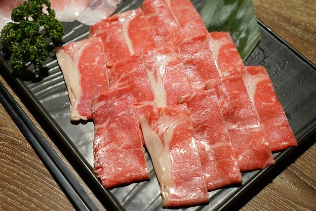 牧沐苑精緻麻辣火鍋┃台中西屯美食：麻辣火鍋中的精品店，美國Prime牛肉、澳洲M9和牛、各式生猛海鮮、專業吃法壽喜燒新上市！ @飛天璇的口袋