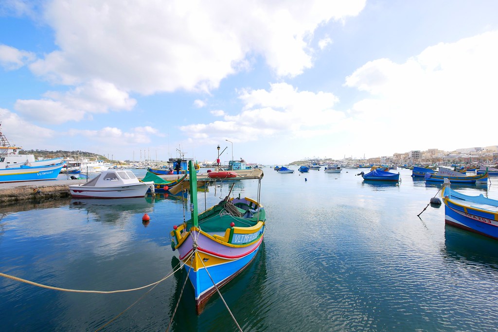 馬爾他 Malta｜馬爾薩什洛克 Marsaxlokk．五彩繽紛的小漁村，如油畫般的唯美浪漫 @飛天璇的口袋