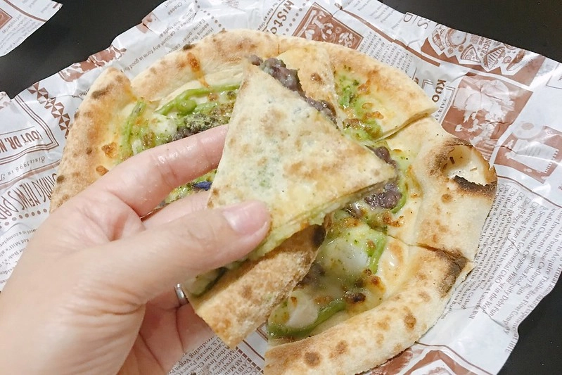 某處．Somewhere┃台中南區美食：台中後火車站超夯文青打卡點，白天夜晚各有不同的風情，只賣披薩和飲料生意也是好到爆 @飛天璇的口袋