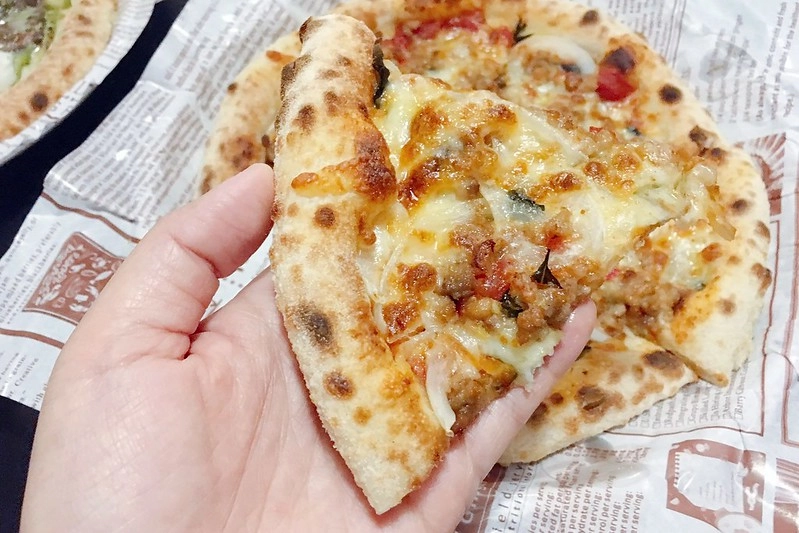 某處．Somewhere┃台中南區美食：台中後火車站超夯文青打卡點，白天夜晚各有不同的風情，只賣披薩和飲料生意也是好到爆 @飛天璇的口袋