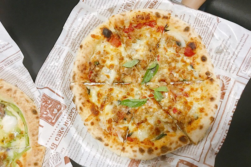 某處．Somewhere┃台中南區美食：台中後火車站超夯文青打卡點，白天夜晚各有不同的風情，只賣披薩和飲料生意也是好到爆 @飛天璇的口袋