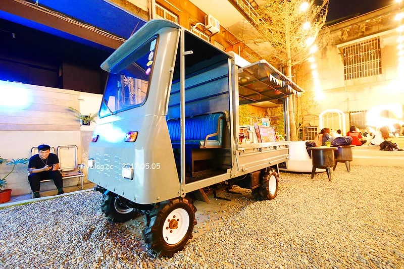 某處．Somewhere┃台中南區美食：台中後火車站超夯文青打卡點，白天夜晚各有不同的風情，只賣披薩和飲料生意也是好到爆 @飛天璇的口袋