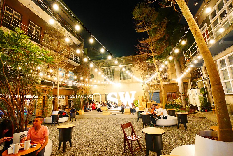 某處．Somewhere┃台中南區美食：台中後火車站超夯文青打卡點，白天夜晚各有不同的風情，只賣披薩和飲料生意也是好到爆 @飛天璇的口袋