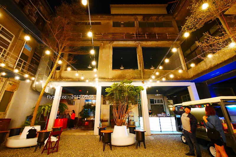 某處．Somewhere┃台中南區美食：台中後火車站超夯文青打卡點，白天夜晚各有不同的風情，只賣披薩和飲料生意也是好到爆 @飛天璇的口袋