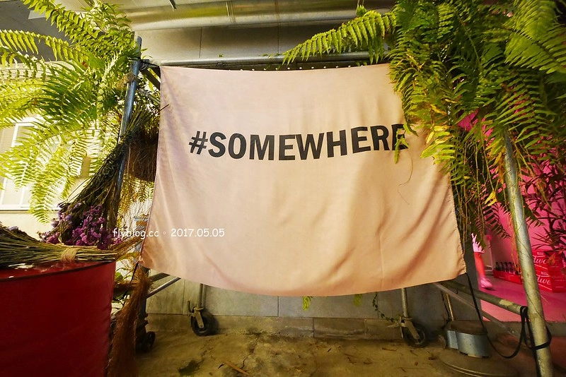 某處．Somewhere┃台中南區美食：台中後火車站超夯文青打卡點，白天夜晚各有不同的風情，只賣披薩和飲料生意也是好到爆 @飛天璇的口袋