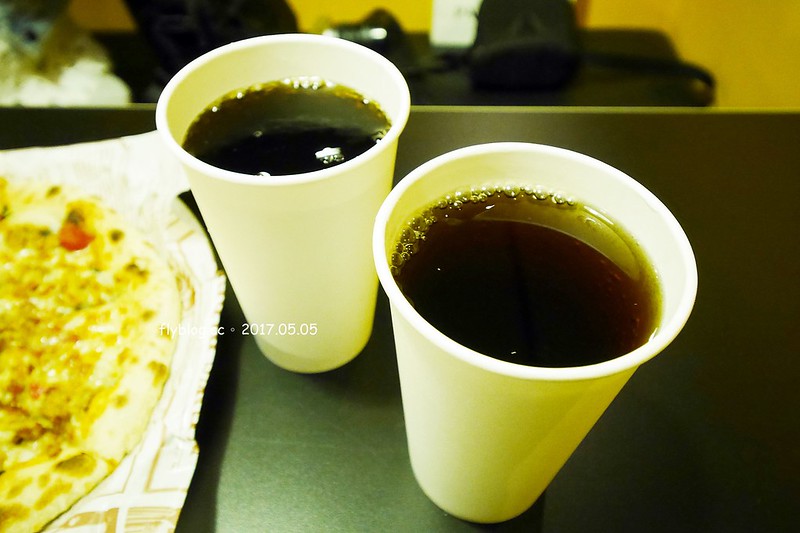 某處．Somewhere┃台中南區美食：台中後火車站超夯文青打卡點，白天夜晚各有不同的風情，只賣披薩和飲料生意也是好到爆 @飛天璇的口袋