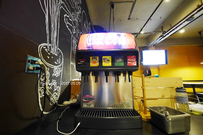 某處．Somewhere┃台中南區美食：台中後火車站超夯文青打卡點，白天夜晚各有不同的風情，只賣披薩和飲料生意也是好到爆 @飛天璇的口袋