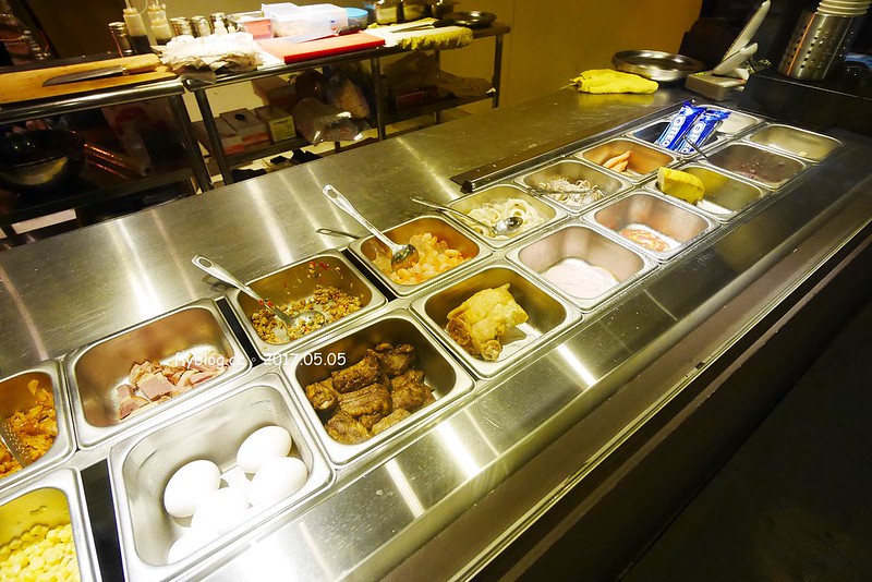 某處．Somewhere┃台中南區美食：台中後火車站超夯文青打卡點，白天夜晚各有不同的風情，只賣披薩和飲料生意也是好到爆 @飛天璇的口袋