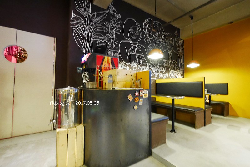 某處．Somewhere┃台中南區美食：台中後火車站超夯文青打卡點，白天夜晚各有不同的風情，只賣披薩和飲料生意也是好到爆 @飛天璇的口袋