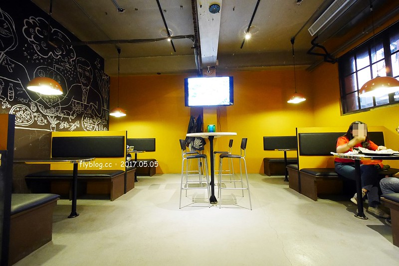 某處．Somewhere┃台中南區美食：台中後火車站超夯文青打卡點，白天夜晚各有不同的風情，只賣披薩和飲料生意也是好到爆 @飛天璇的口袋