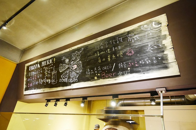 某處．Somewhere┃台中南區美食：台中後火車站超夯文青打卡點，白天夜晚各有不同的風情，只賣披薩和飲料生意也是好到爆 @飛天璇的口袋