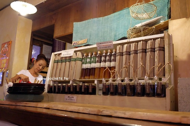 日本沖繩｜ごはん屋de SU-SU-SOON｜內行人才知道的隱藏版美食，沖繩傳統家庭料理，此次沖繩自由行最難忘的一間餐廳，美國村附近美食推薦 @飛天璇的口袋