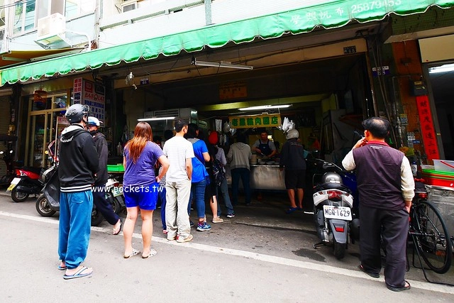 台中東勢｜老黑輪肉圓店．東勢傳承50個年頭的老滋味，用臉盆裝黑輪超有氣勢 @飛天璇的口袋