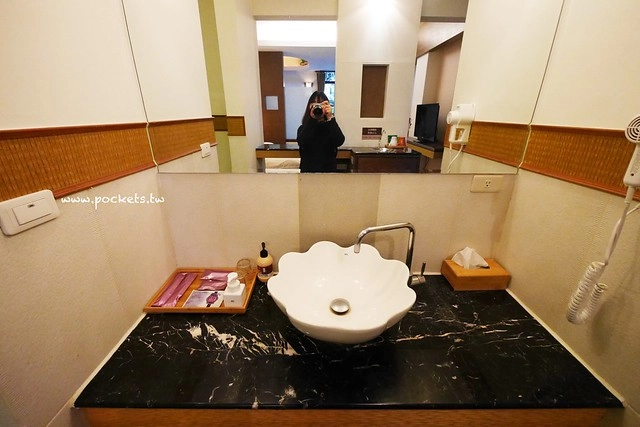 集集棕梠泉民宿┃南投民宿推薦：夏日南洋風情的優質民宿，擁有獨立大浴缸、免費wifi、腳踏車出借 @飛天璇的口袋