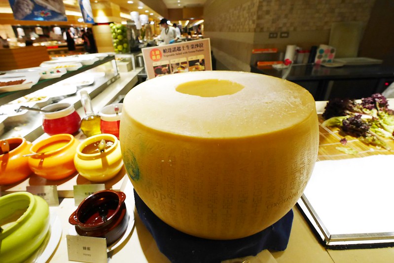 漢來海港百匯吃到飽┃台中西區美食：日本廣島生蠔吃到飽，5/8~6/4限時供應，個人推薦焦糖葡萄柚、新鮮海鮮、主廚甜點 @飛天璇的口袋