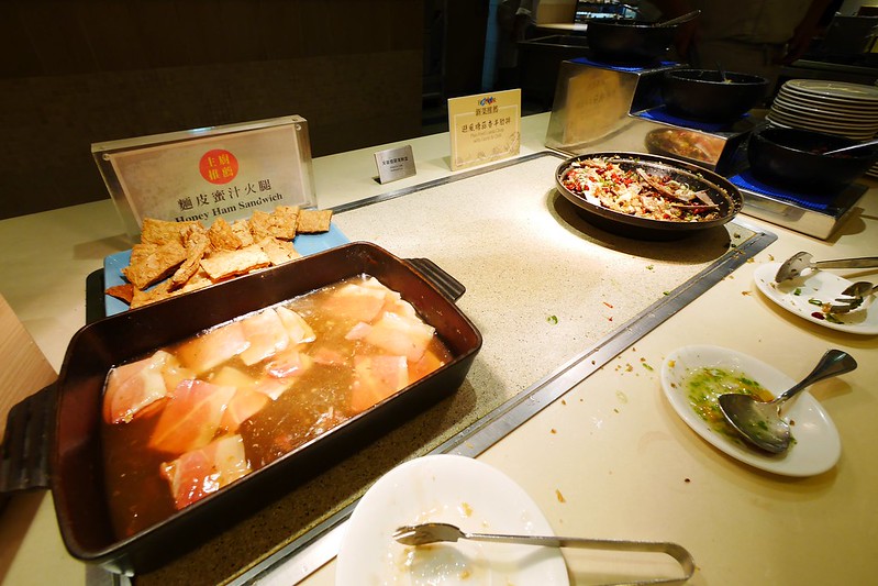 漢來海港百匯吃到飽┃台中西區美食：日本廣島生蠔吃到飽，5/8~6/4限時供應，個人推薦焦糖葡萄柚、新鮮海鮮、主廚甜點 @飛天璇的口袋