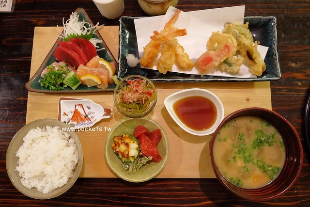 日本沖繩｜ごはん屋de SU-SU-SOON｜內行人才知道的隱藏版美食，沖繩傳統家庭料理，此次沖繩自由行最難忘的一間餐廳，美國村附近美食推薦 @飛天璇的口袋