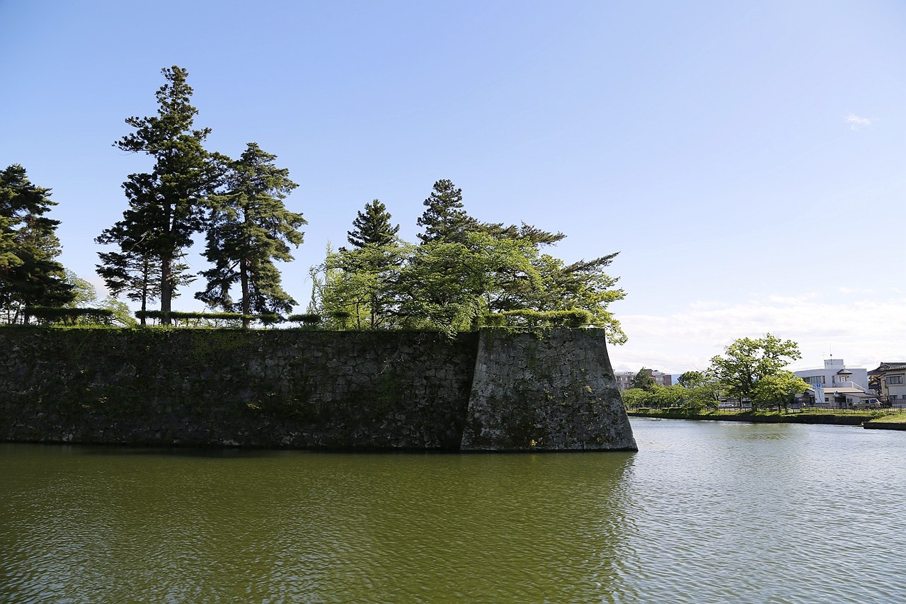 日本福島｜會津若松城 鶴城．登上天守閣眺望福島市景，大河劇八重之櫻拍攝場景 @飛天璇的口袋