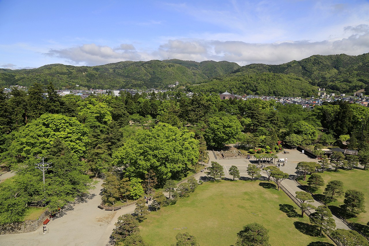 日本福島｜會津若松城 鶴城．登上天守閣眺望福島市景，大河劇八重之櫻拍攝場景 @飛天璇的口袋