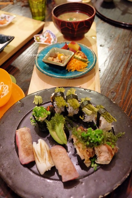 日本沖繩｜ごはん屋de SU-SU-SOON｜內行人才知道的隱藏版美食，沖繩傳統家庭料理，此次沖繩自由行最難忘的一間餐廳，美國村附近美食推薦 @飛天璇的口袋