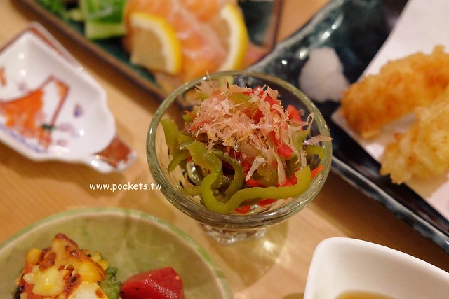 日本沖繩｜ごはん屋de SU-SU-SOON｜內行人才知道的隱藏版美食，沖繩傳統家庭料理，此次沖繩自由行最難忘的一間餐廳，美國村附近美食推薦 @飛天璇的口袋