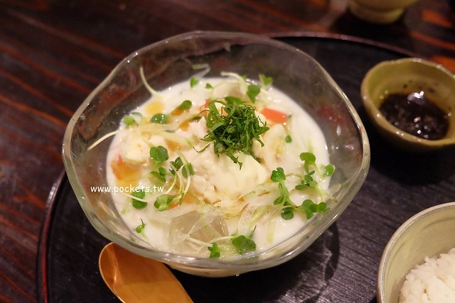 日本沖繩｜ごはん屋de SU-SU-SOON｜內行人才知道的隱藏版美食，沖繩傳統家庭料理，此次沖繩自由行最難忘的一間餐廳，美國村附近美食推薦 @飛天璇的口袋