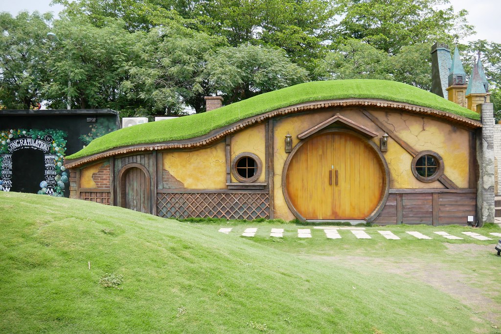 琉璃仙境｜員林超夯拍照景點琉璃仙境，魔戒哈比村、峇里島風餐廳、哥德式教堂、希臘式建築、沙坑大草皮 @飛天璇的口袋